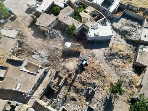 SİVEREK’TE TEHLİKE ARZ EDEN METRUK EVLERİN YIKIMINA BAŞLANDI