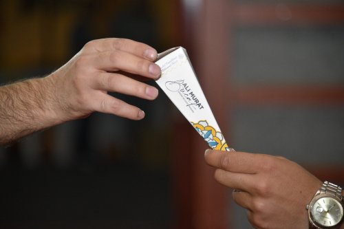 SİVEREK’TE VATANDAŞLARA AKİDE ŞEKERİ VE LOKUM KÜLAHI DAĞITILDI