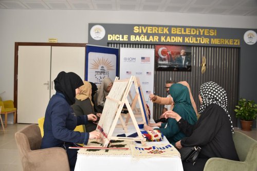SURİYELİ KADINLARA YÖNELİK MESLEK KURSLARI DEVAM EDİYOR