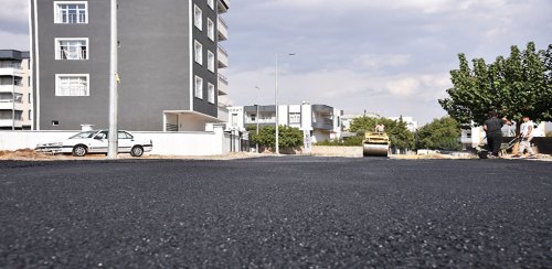 SİVEREK’TE OKUL YOLLARI SICAK ASFALTLA KAPLANIYOR