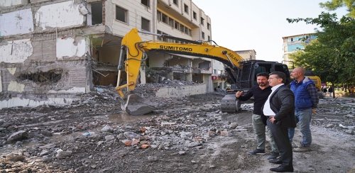 BAŞKAN BUCAK BELEDİYE HİZMET BİNASININ YIKIM ÇALIŞMALARINDA İNCELEMEDE BULUNDU