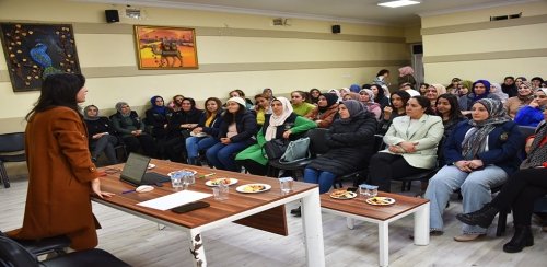SİVEREK'TE ANNE VE ANNE ADAYLARINA BELEDİYEDEN SEMİNER 
