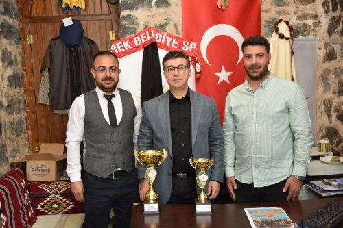 BAŞKAN BUCAK, HALK OYUNLARI EKİBİNİ TEBRİK ETTİ