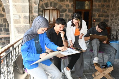 GENÇLER, SİVEREK BELEDİYESİ’NİN KURSLARIYLA ÖZEL YETENEK SINAVLARINA HAZIRLANIYOR