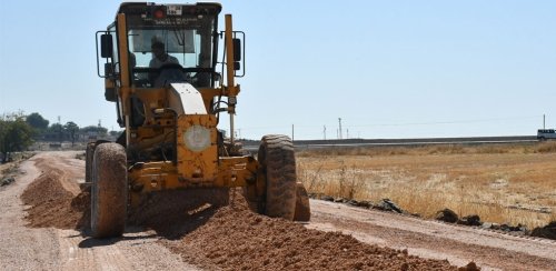 SİVEREK BELEDİYESİ KIRSALDA YOL KALİTESİNİ ARTIRIYOR