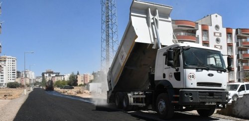 SİVEREK’TE SATHİ ASFALT KAPLAMA ÇALIŞMALARI SÜRÜYOR